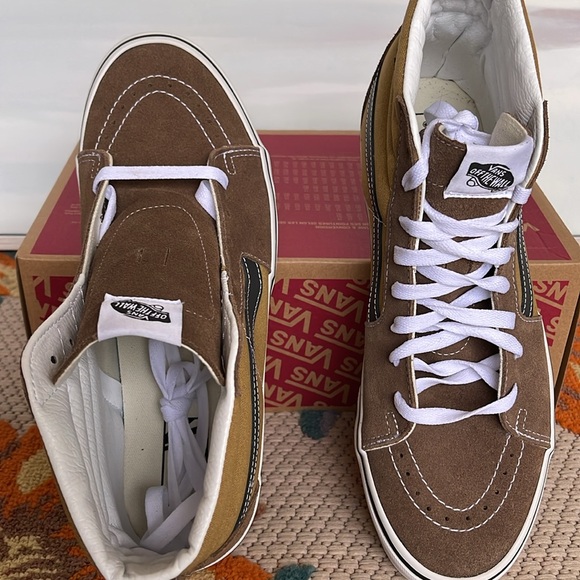 Vans WMNS Sk8-Hi
Canvas/Suede Pop Brown/Mu
VN000CMXBF0
Sneakers - Picture 13 of 16